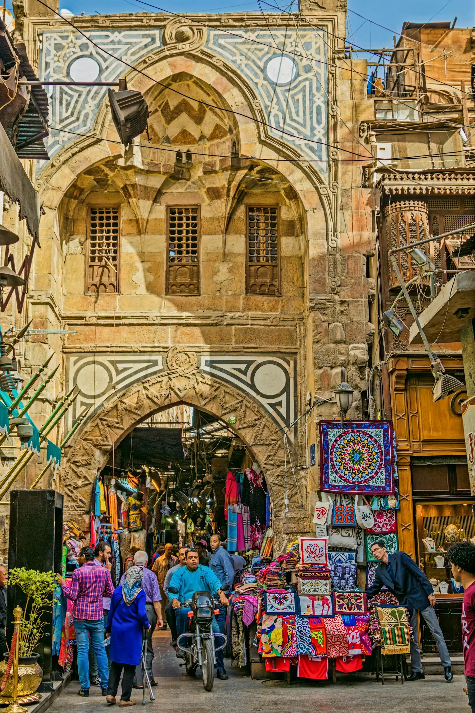 Une rue animée du quartier de Khan el-Khalili au Caire