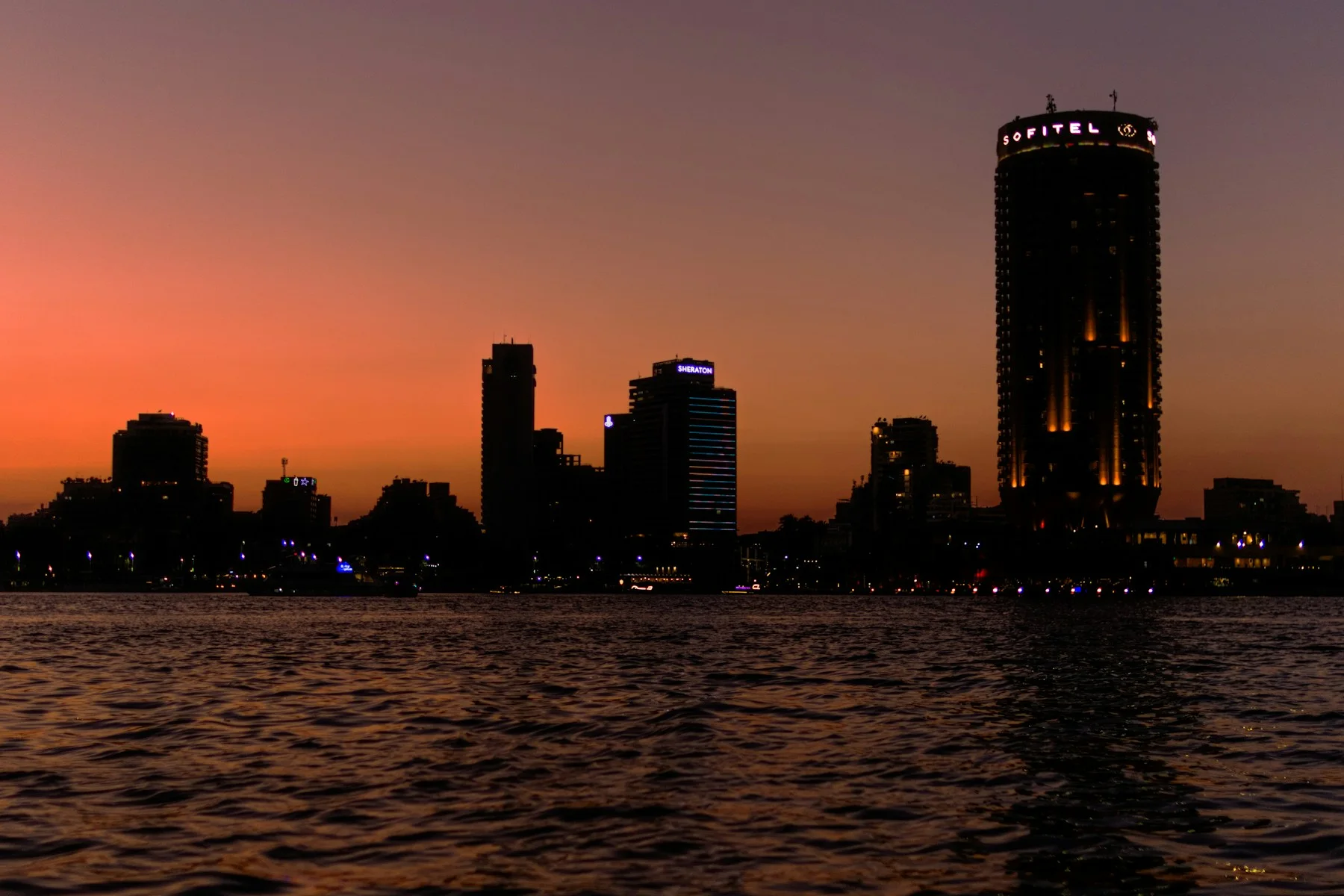 Le Nil et les immeubles du Caire au coucher du soleil