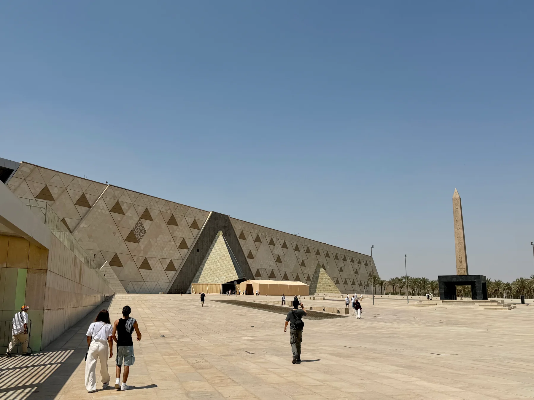 Façade du Grand Musée égyptien à Gizeh