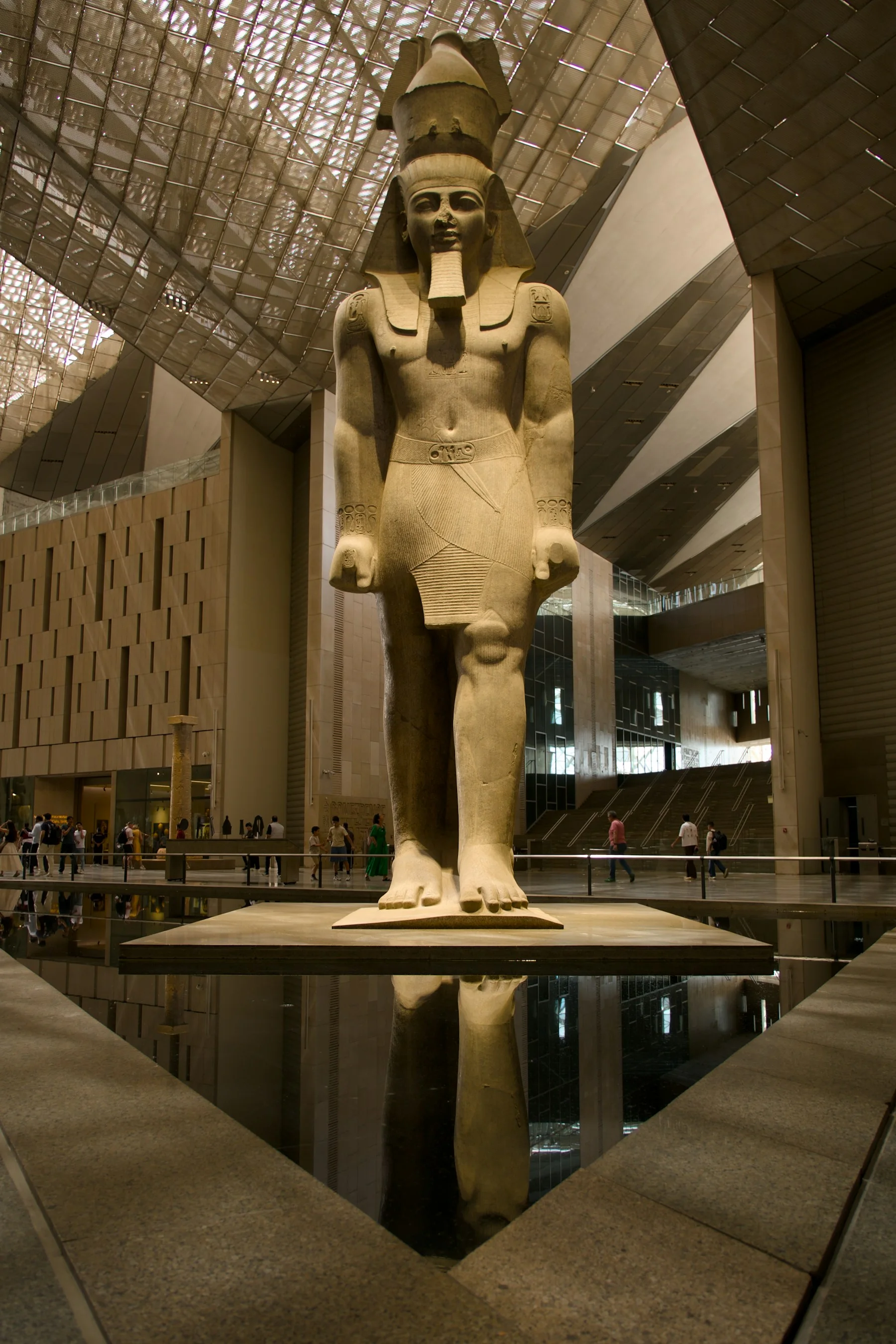 La statue de Ramsès II dans le hall du Grand Musée égyptien
