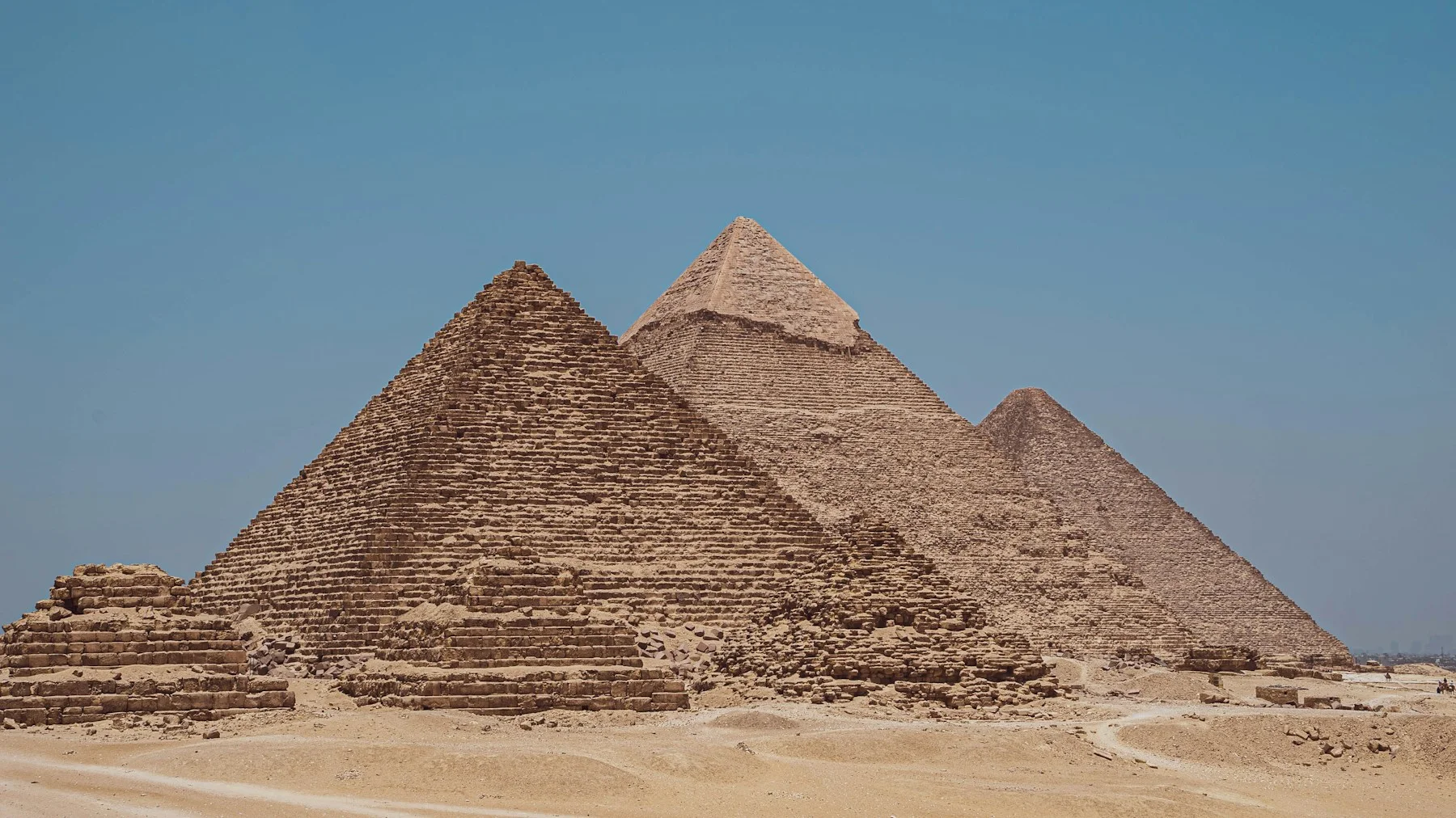 Les pyramides du plateau de Gizeh sous un ciel bleu