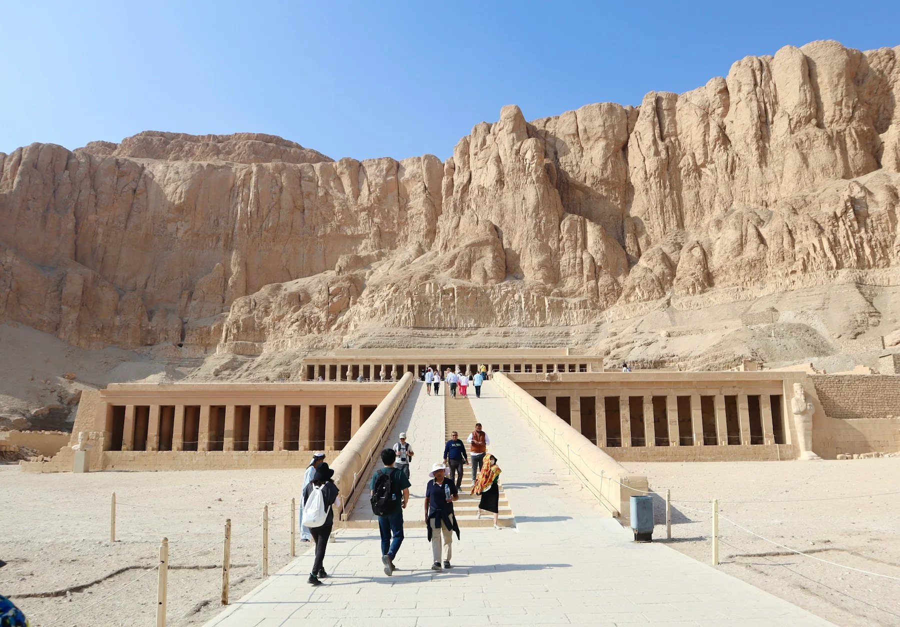 Le temple d’Hatchepsout au pied des falaises de la rive ouest de Louxor