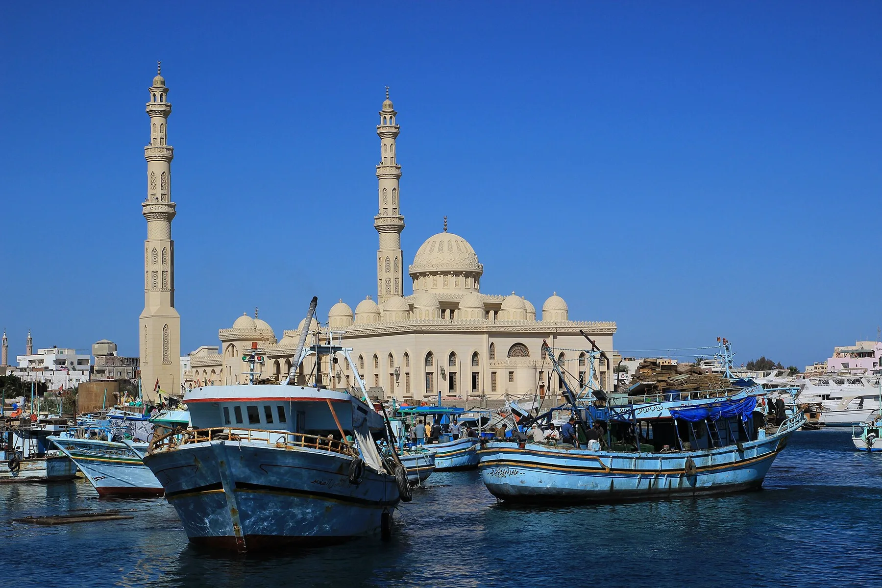 Mosquée Al-Mina d’Hurghada derrière les bateaux de pêche du port.