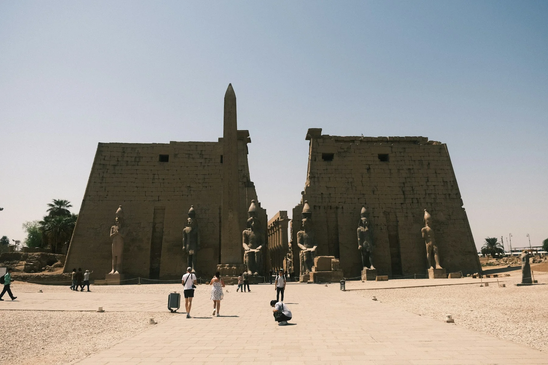 Obélisque et statues devant le temple de Louxor