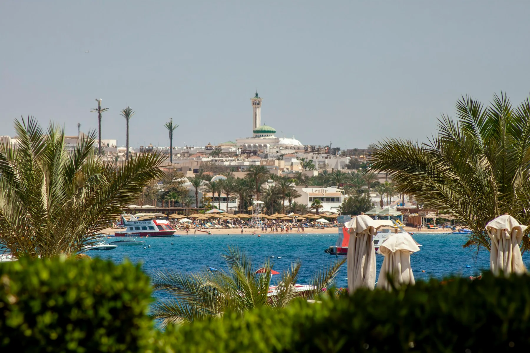 Le littoral d’Hurghada, entre palmiers, plage et mer Rouge