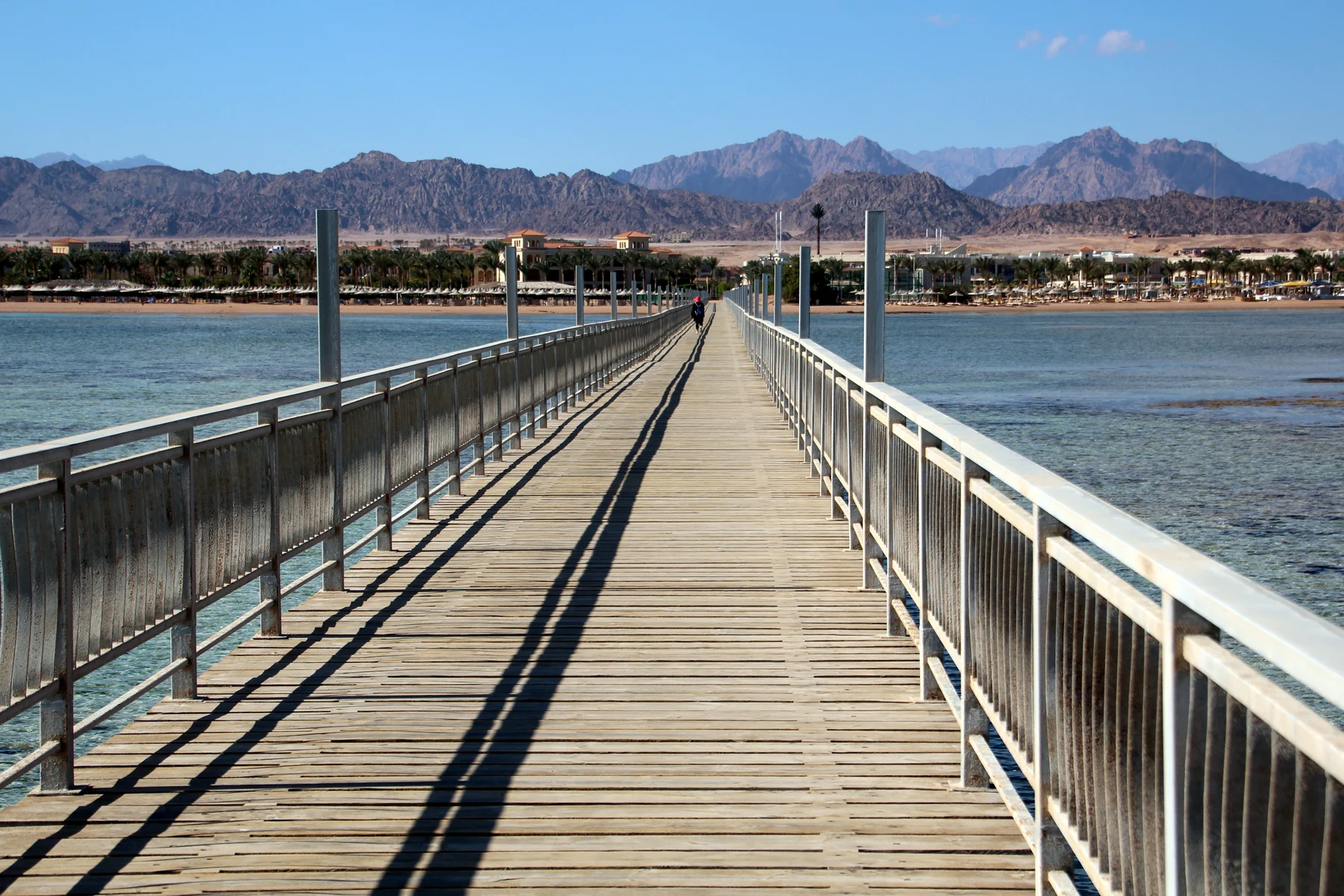 Plages et montagnes vues depuis un ponton à Nabq Bay, Charm el-Cheikh