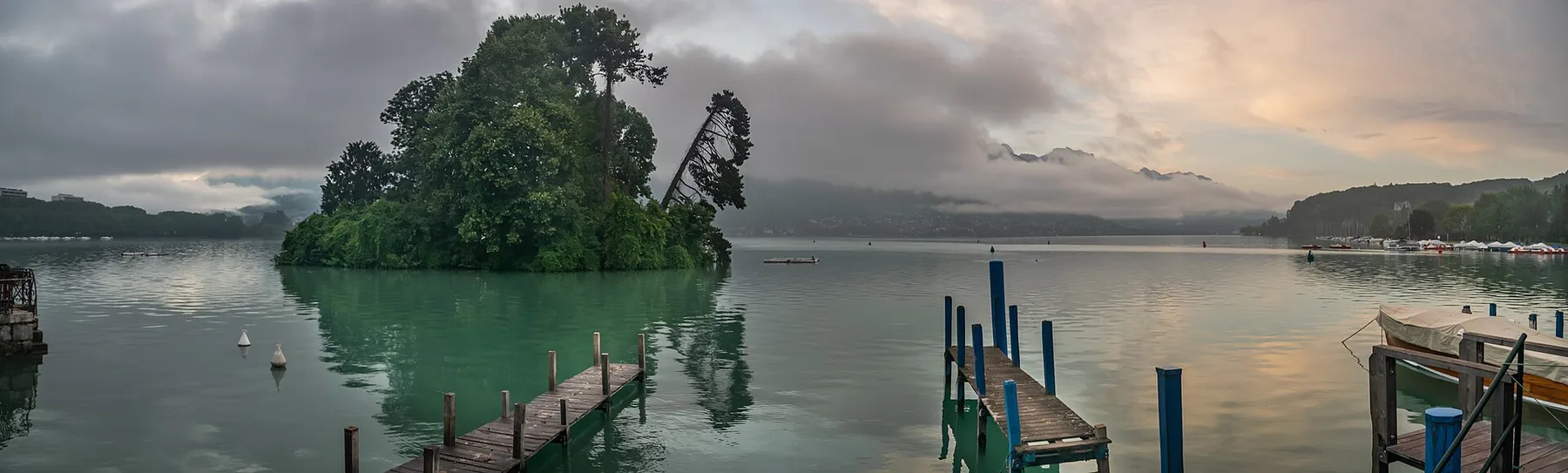 Lac d’Annecy et montagnes vus depuis les rives de la ville