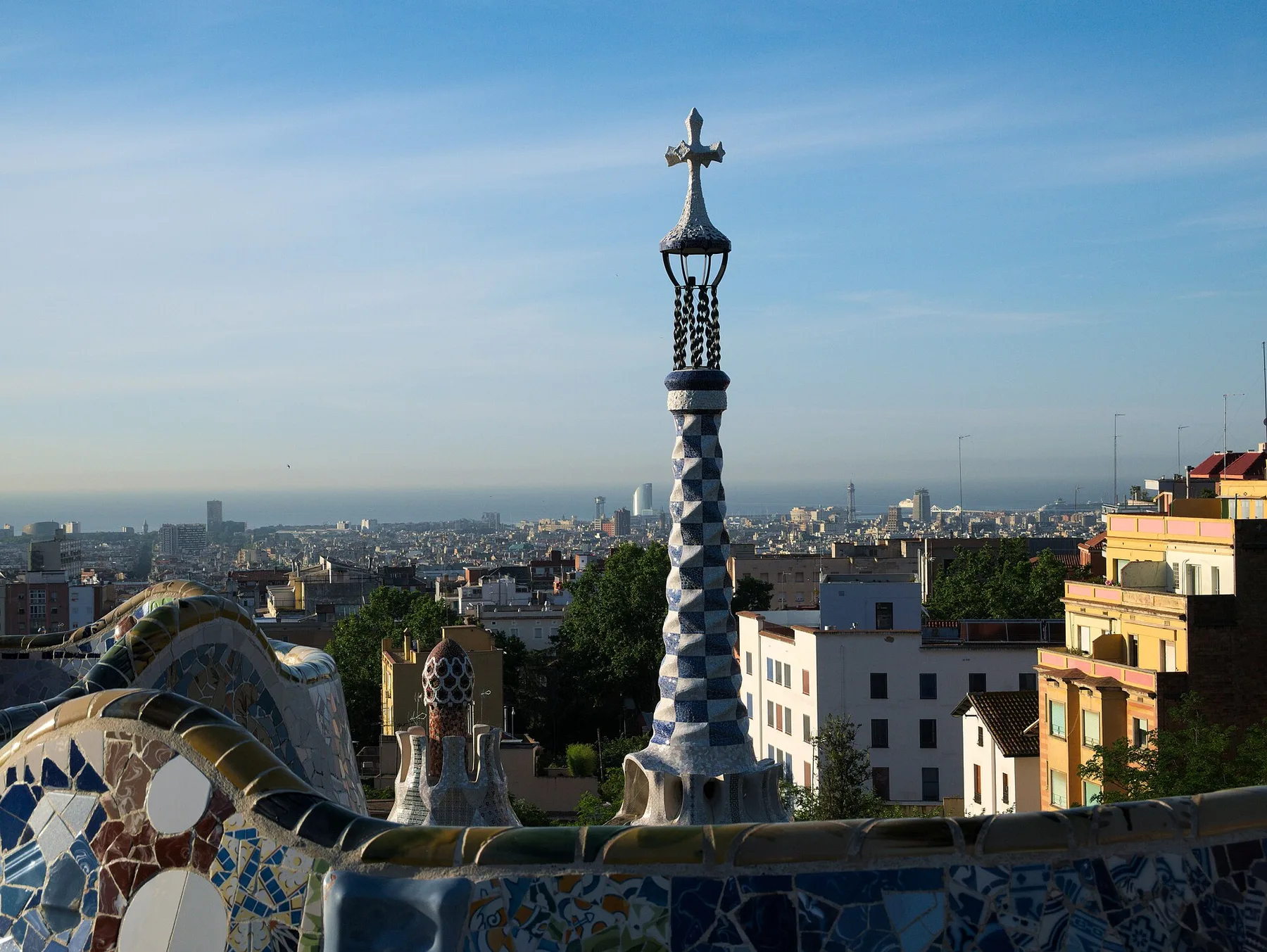 Pavillon du parc Güell et vue sur Barcelone