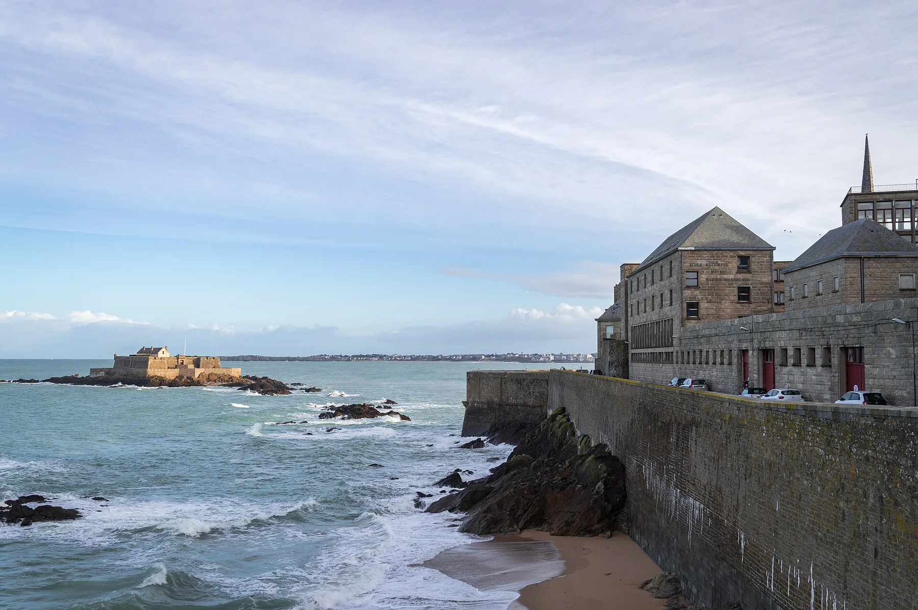 Remparts de Saint-Malo avec le fort National au loin