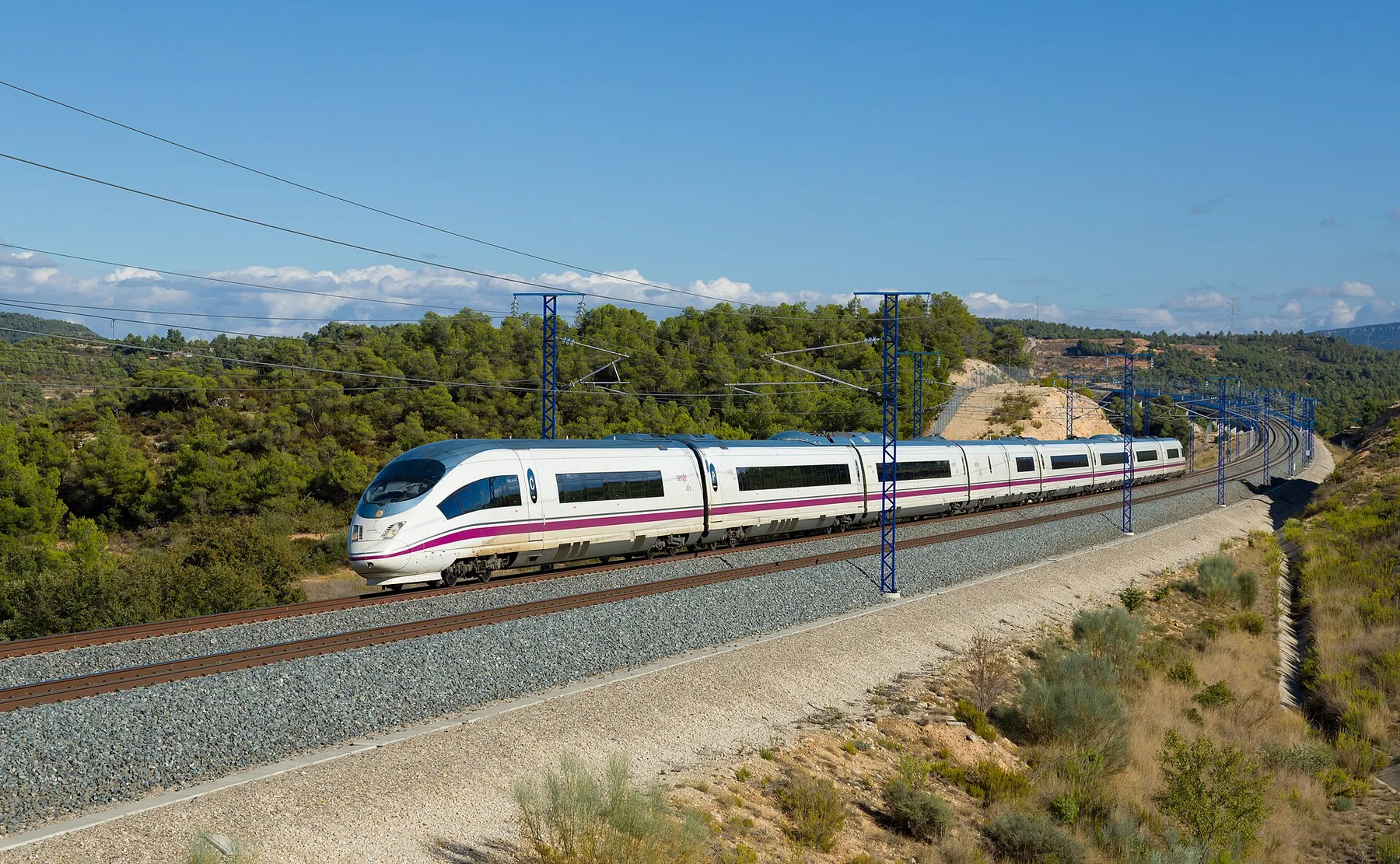 Train AVE Renfe sur la ligne à grande vitesse près de Vinaixa