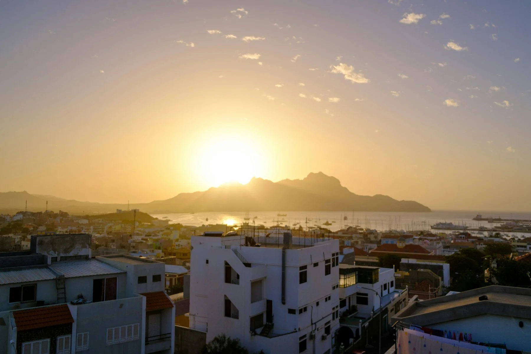 Mindelo au soleil couchant, avec le Monte Cara en arrière-plan.