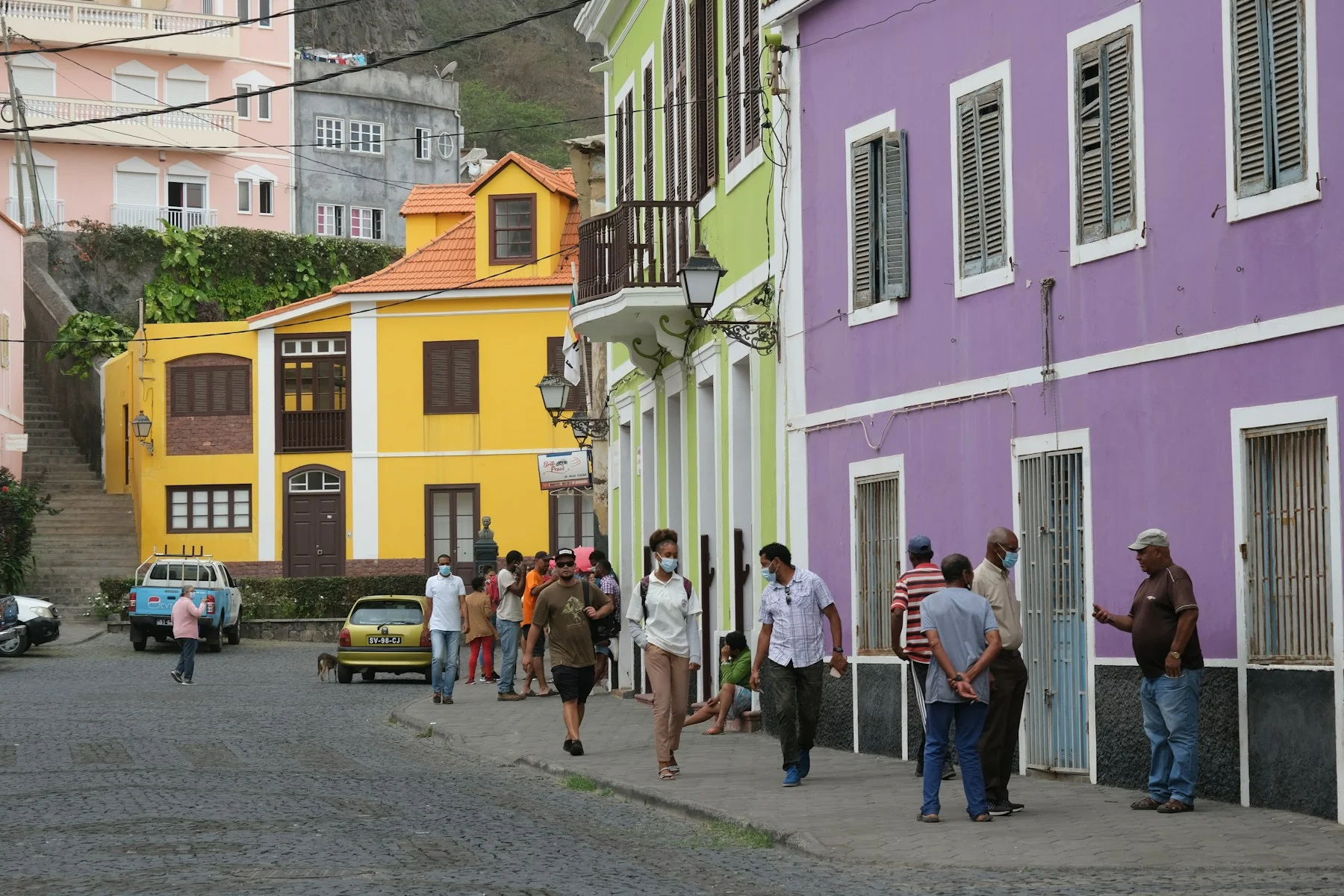 Rue bordée de maisons colorées sur l’île de Santo Antão.