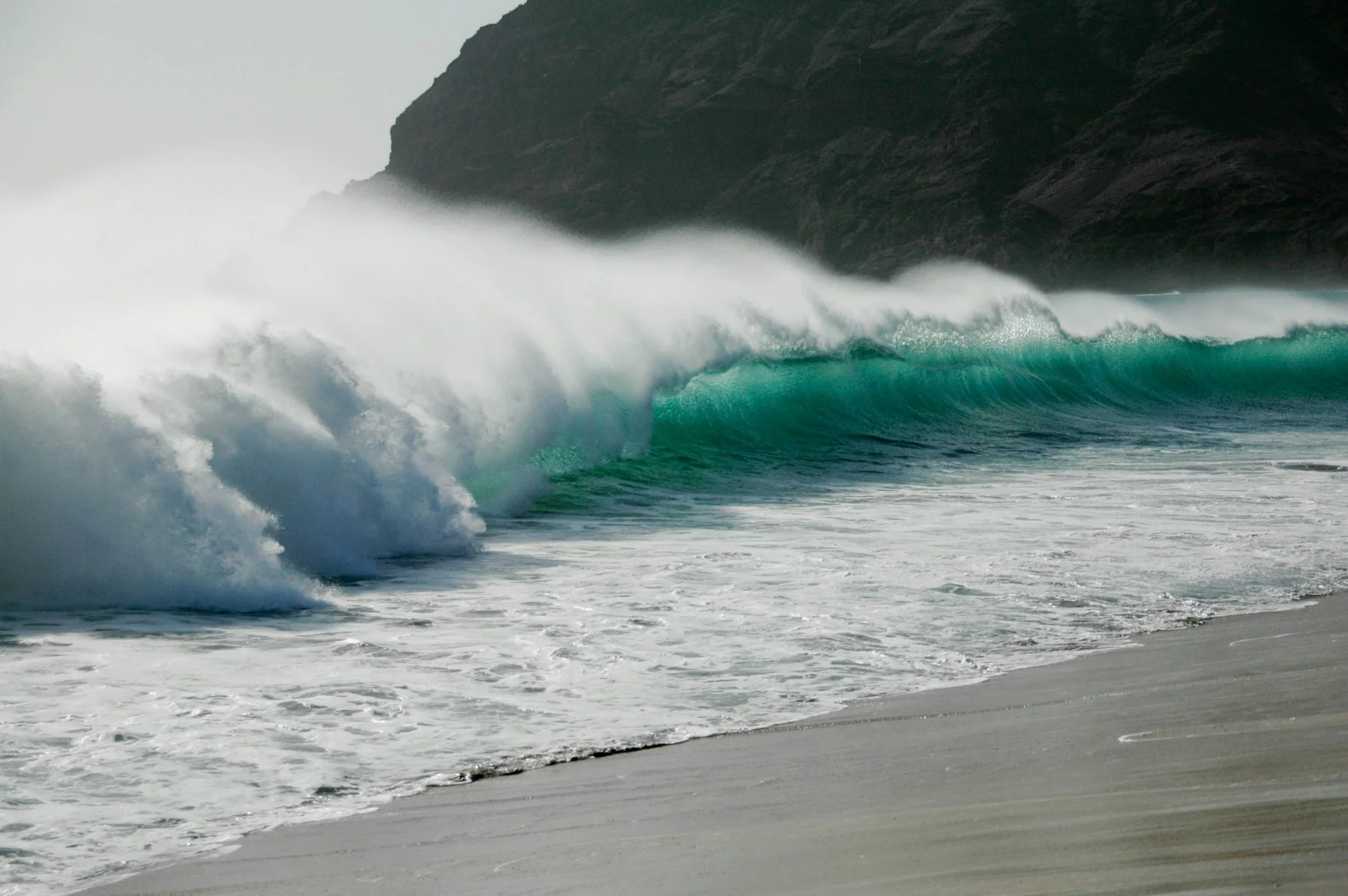 Vague sur le littoral de Mindelo, au Cap-Vert.