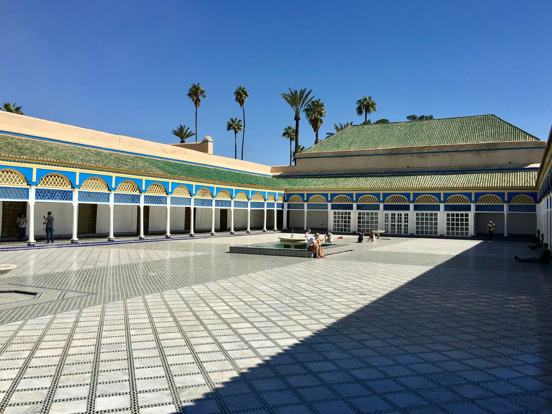 Cour et arcades du palais de la Bahia à Marrakech