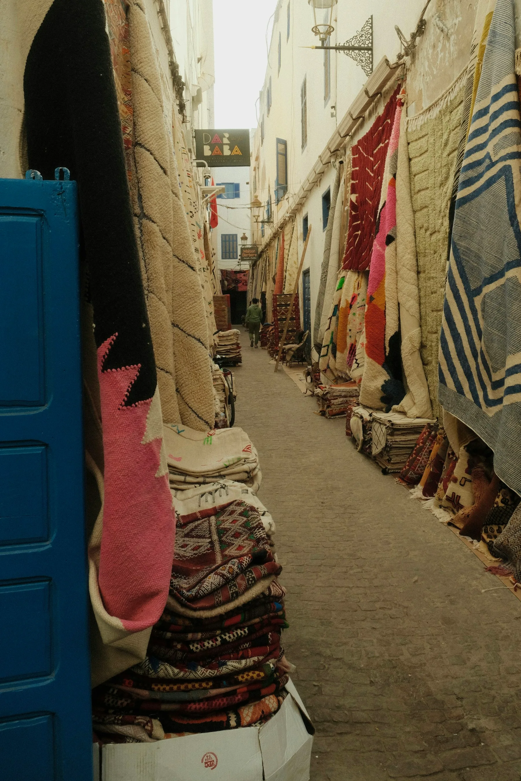Ruelle et textiles exposés dans la médina d’Essaouira