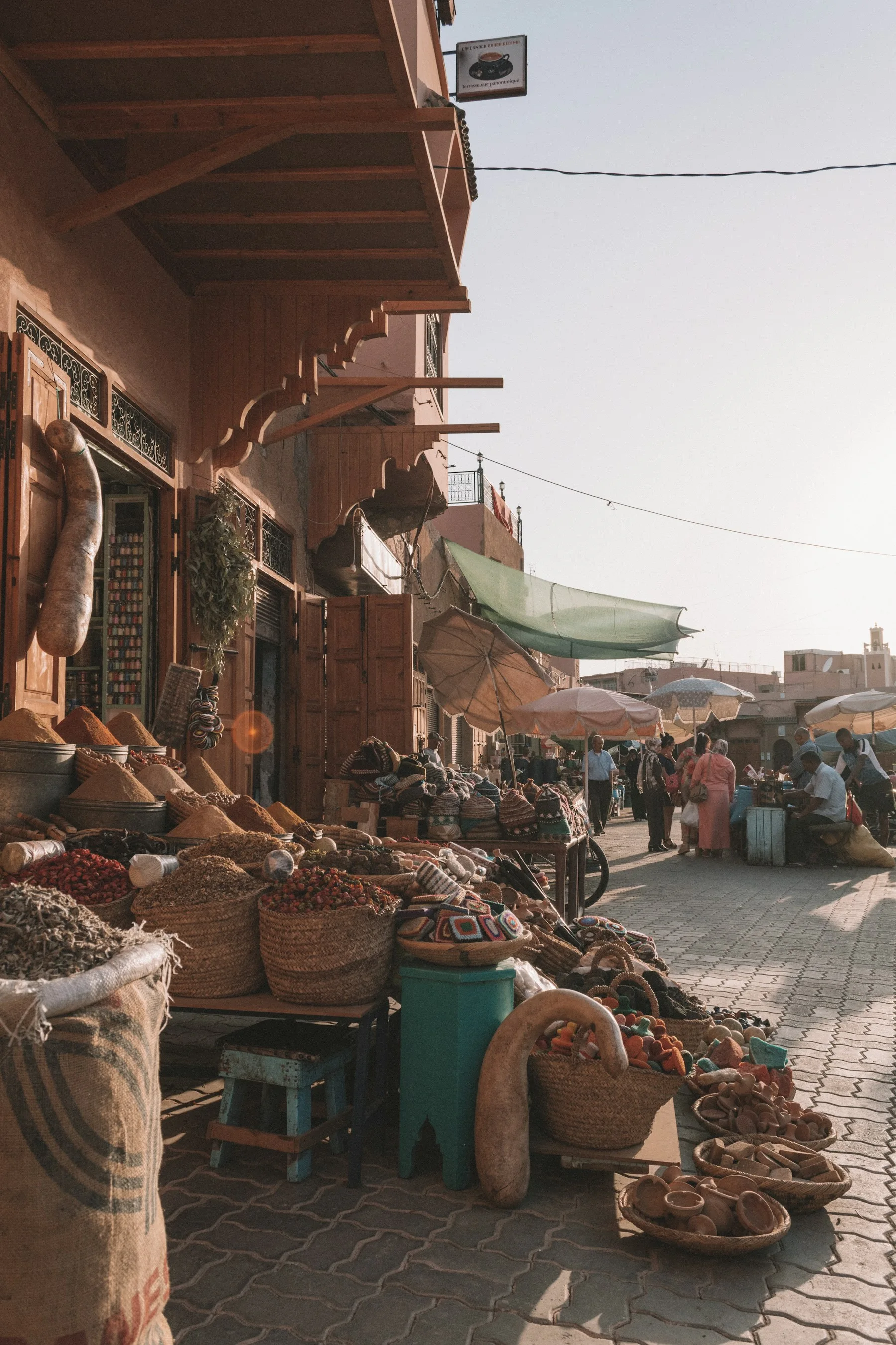 Étals et passants dans un marché de Marrakech