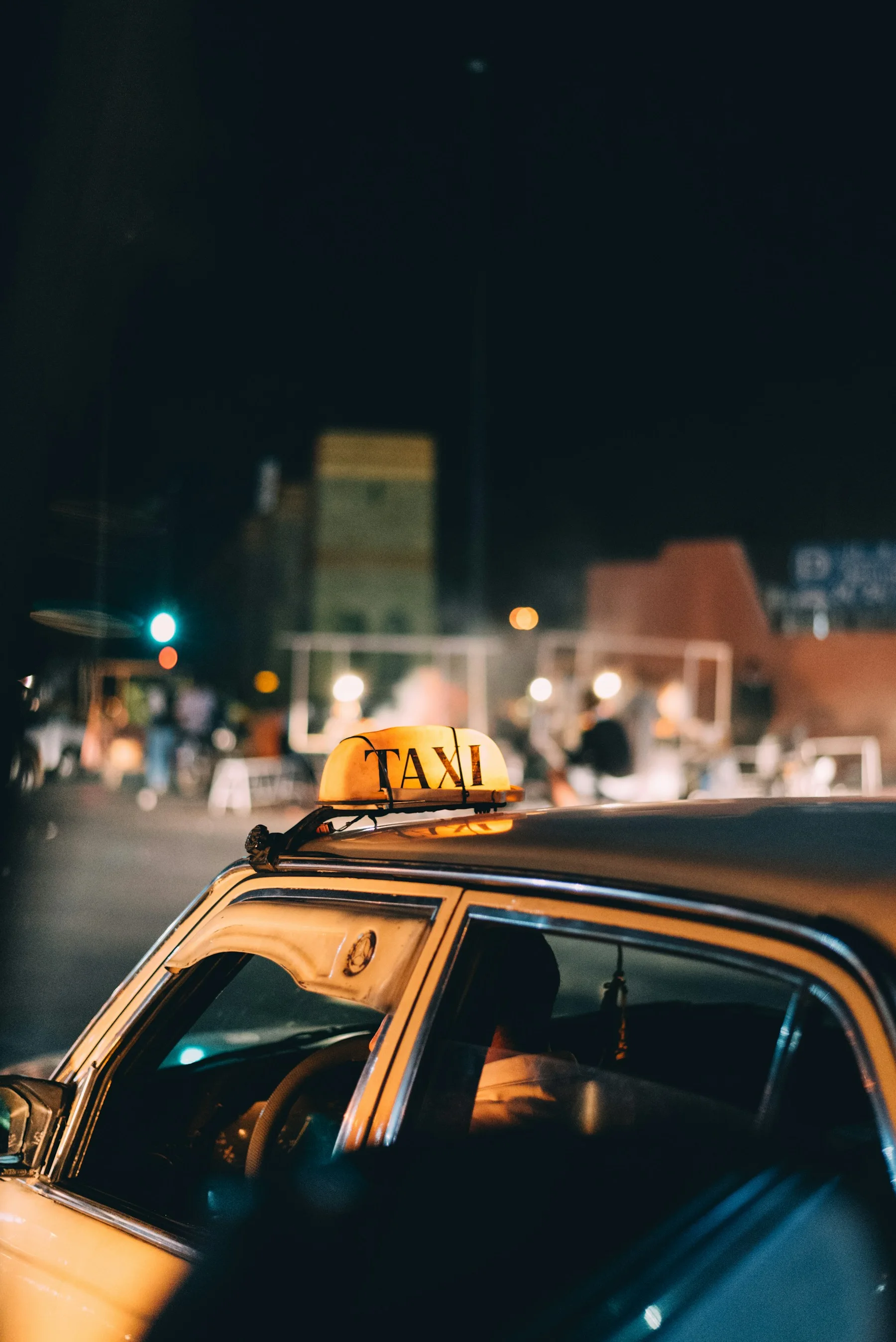 Taxi dans une rue de Marrakech à la nuit tombée