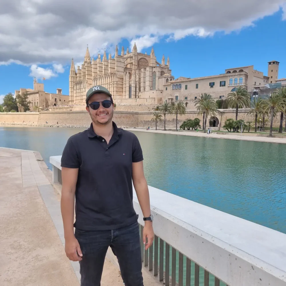 Omar au Parc de la Mar, devant la cathédrale de Palma et son bassin
