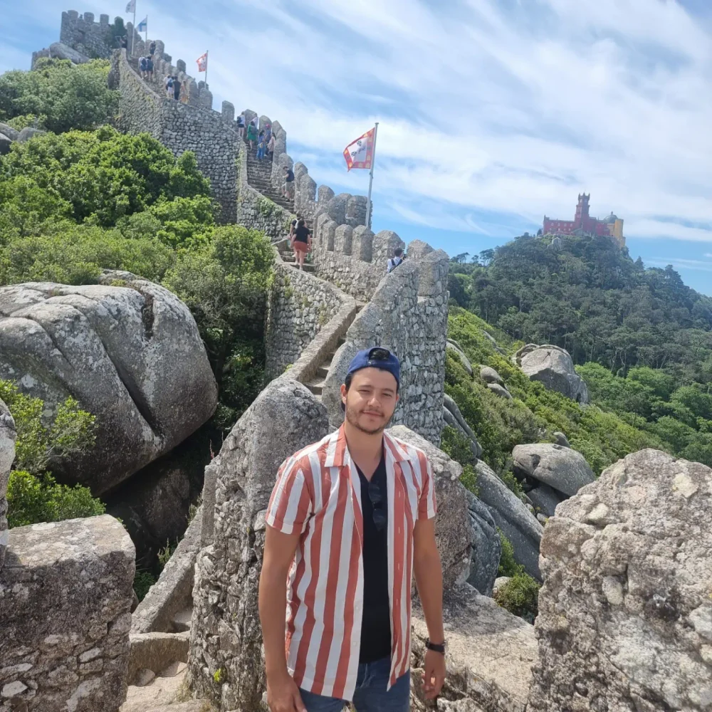Omar sur les remparts du château des Maures à Sintra, devant le palais de Pena