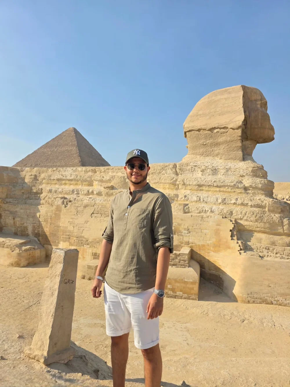 Omar devant le Sphinx, avec une pyramide à l’arrière-plan