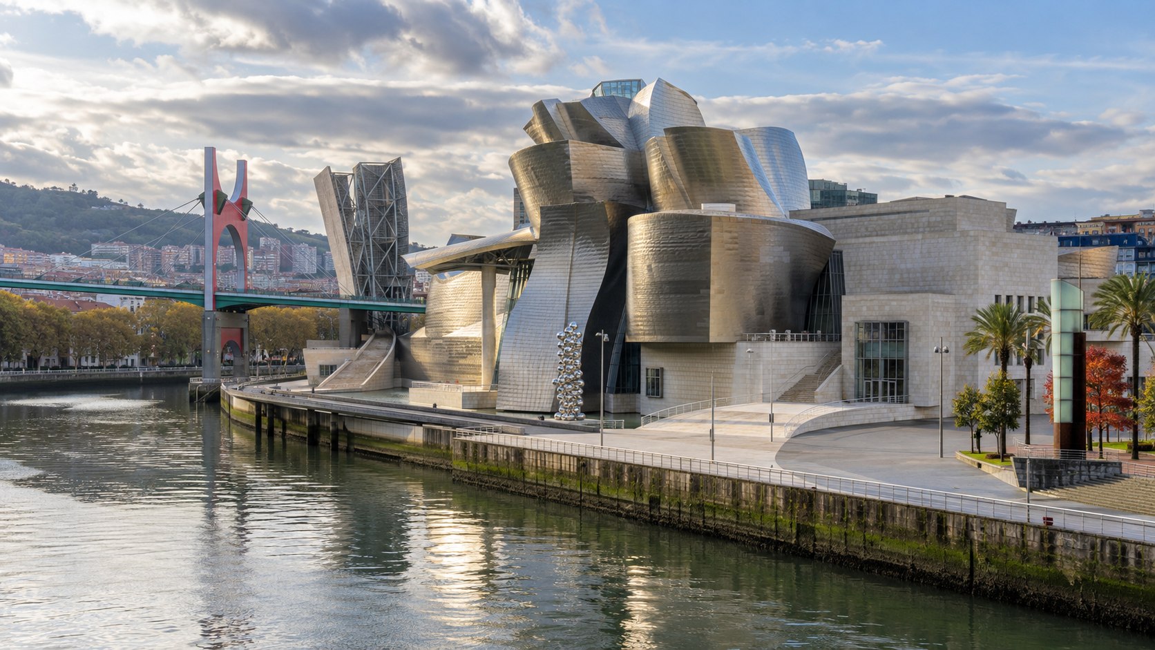 Musée Guggenheim au bord de la ria à Bilbao, Espagne