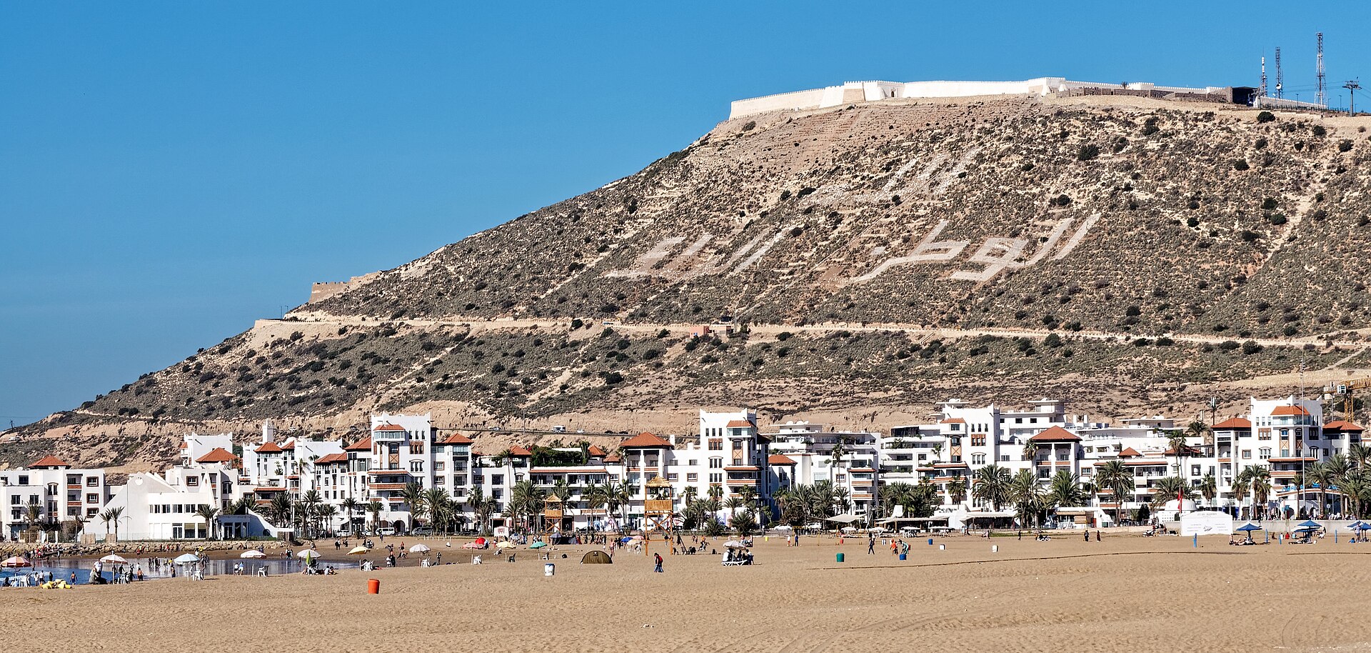 La plage d’Agadir et la kasbah dominant la baie