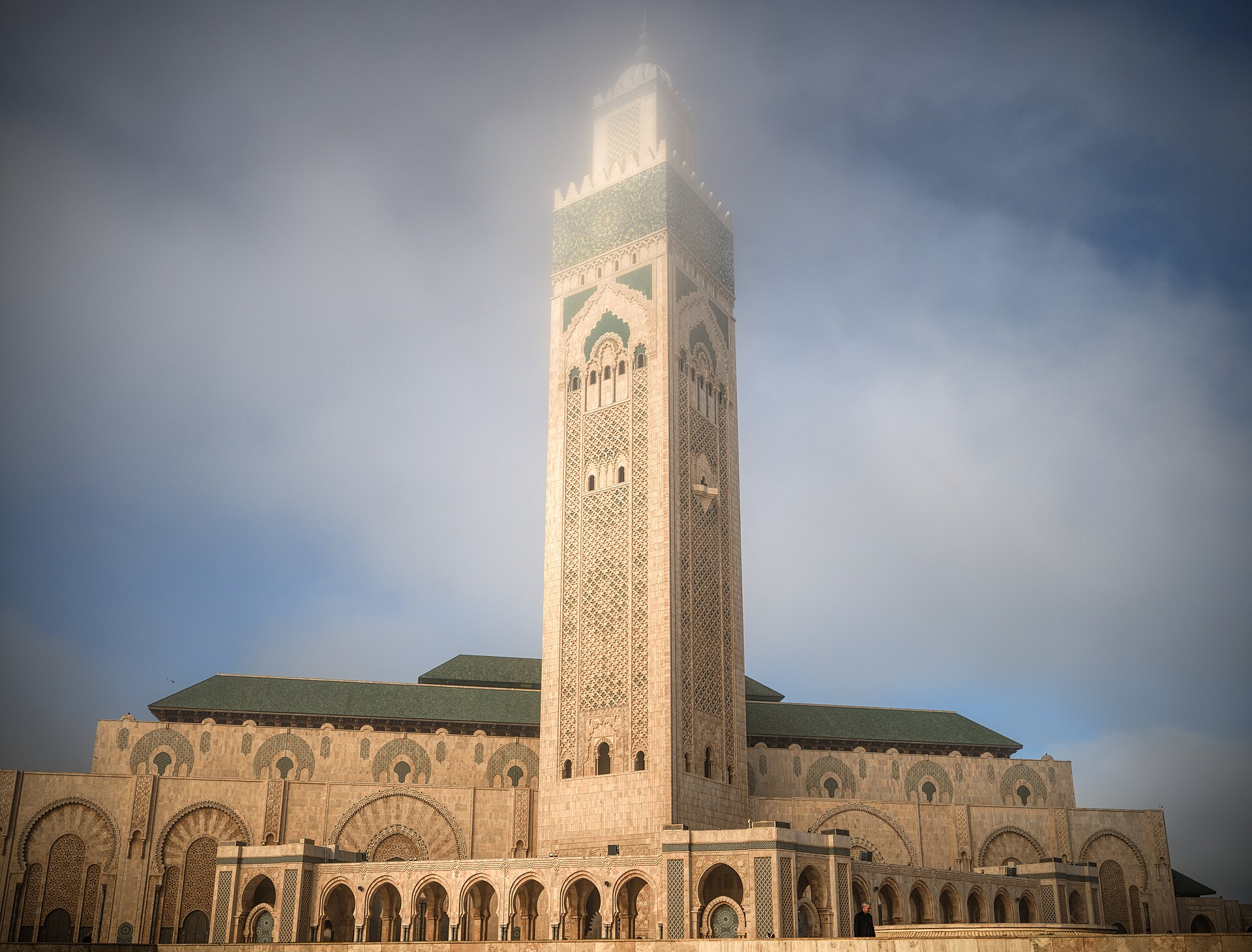 La mosquée Hassan II à Casablanca sous un ciel nuageux