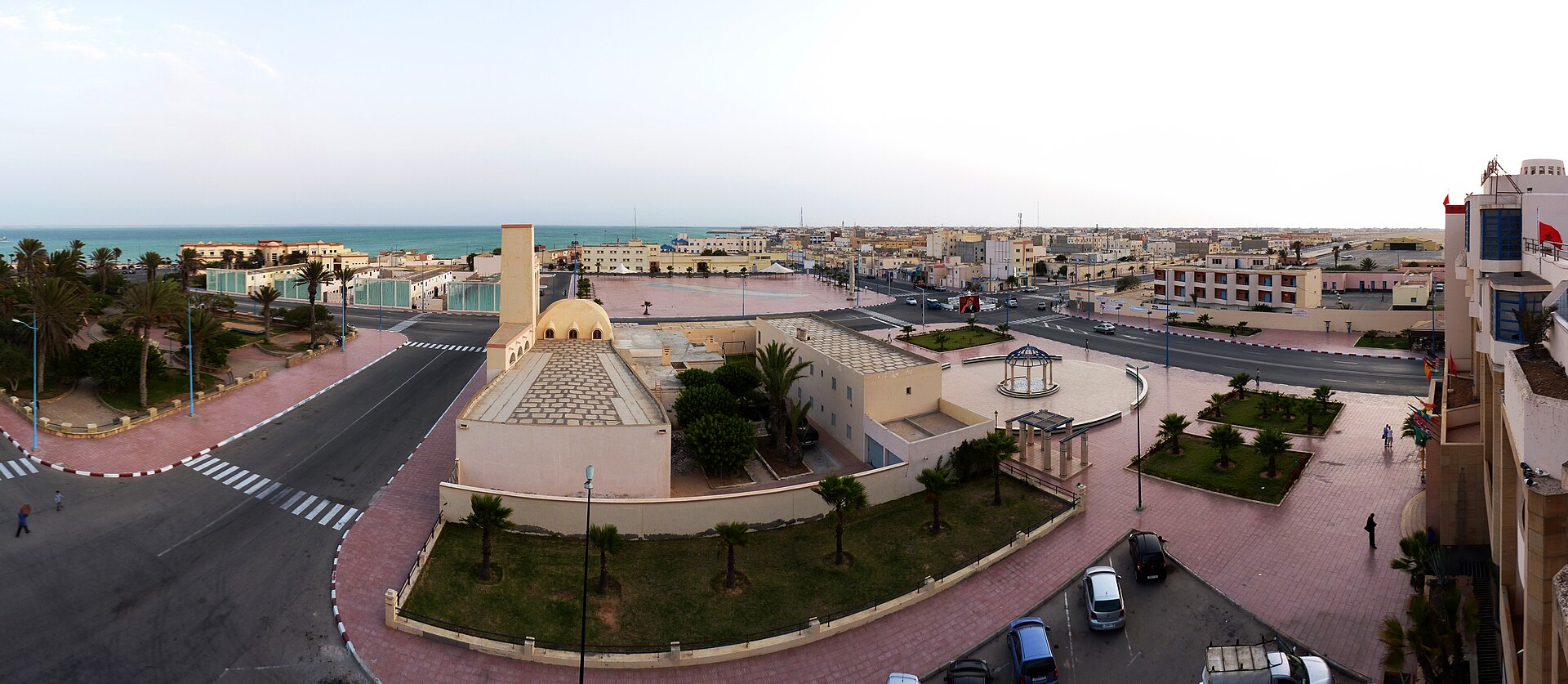 Vue panoramique de Dakhla entre la ville et l’océan