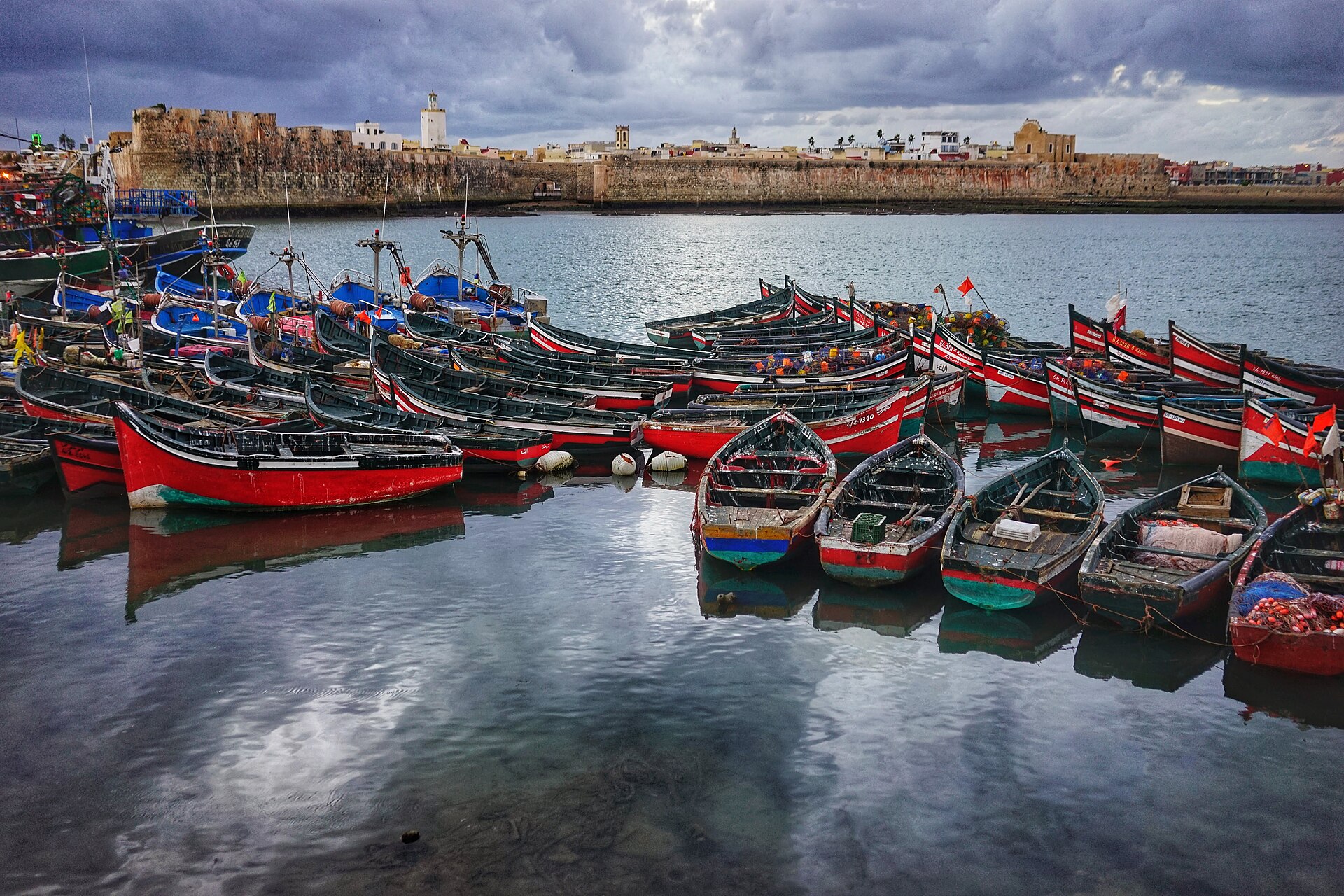 Des barques de pêche devant les remparts d’El Jadida