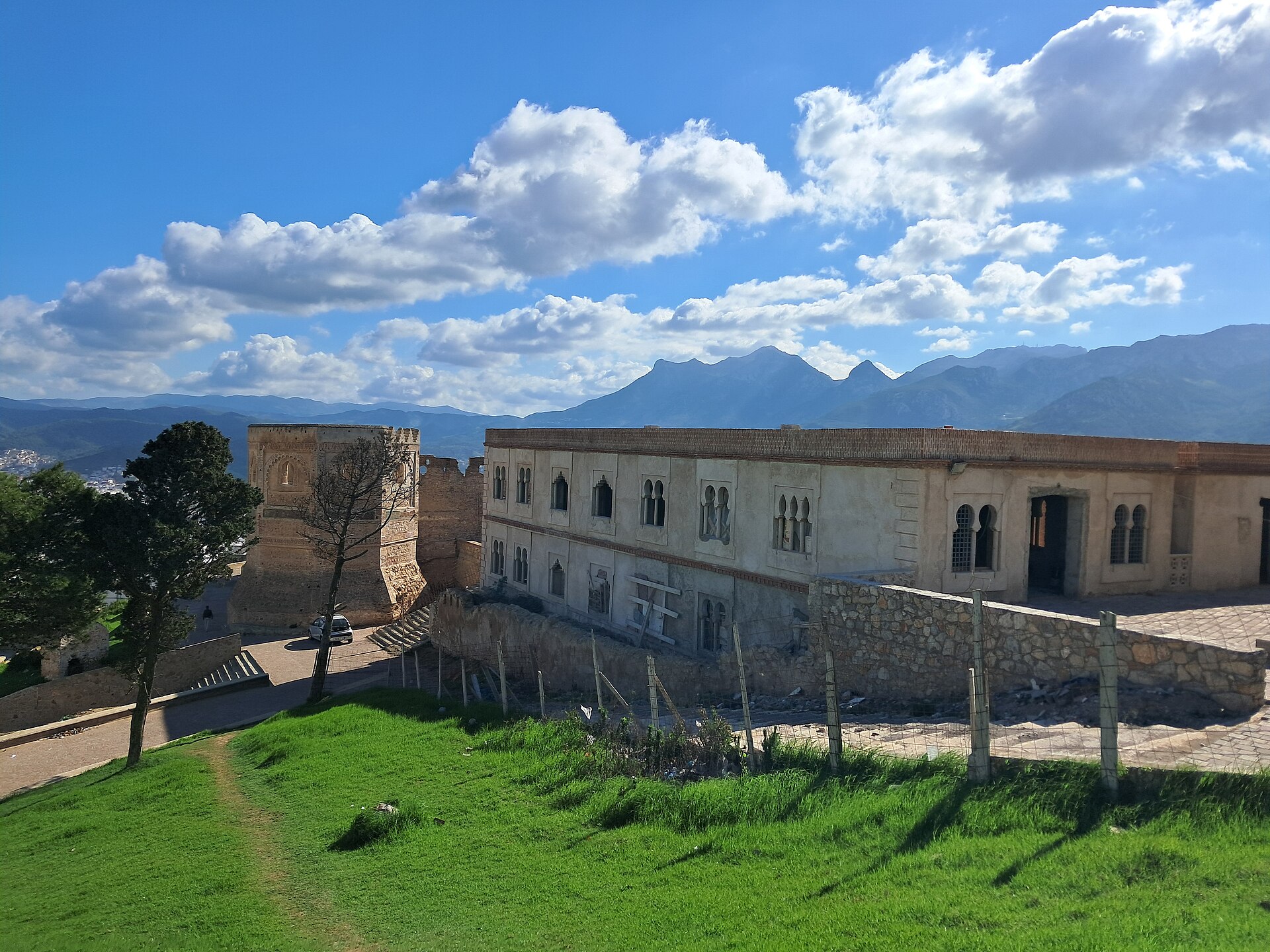 La médina de Tétouan avec les montagnes du Rif
