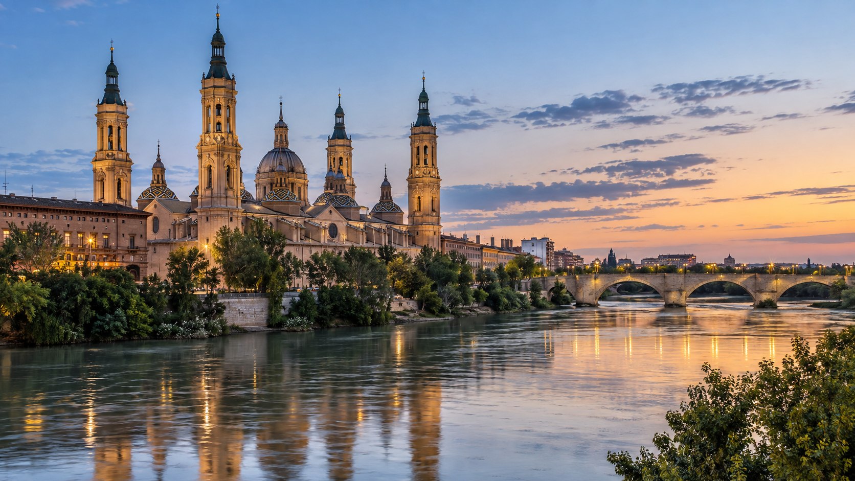 Basilique du Pilar et pont de pierre au bord de l’Èbre à Saragosse